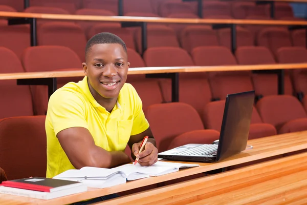 Lachende Afrikaanse college jongen — Stockfoto