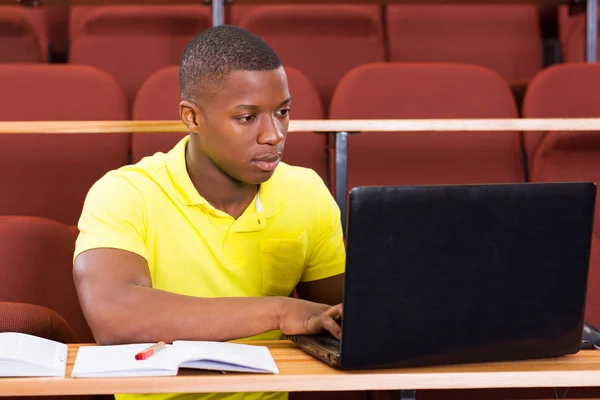 Afrikaanse student met behulp van laptop — Stockfoto