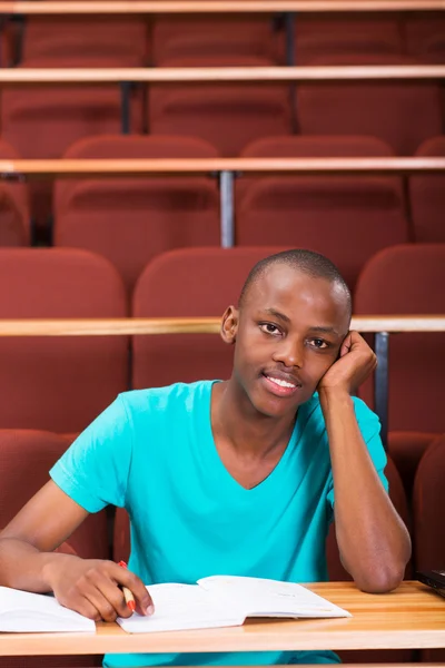 Uttråkad högskolestudent — Stockfoto