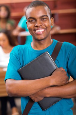 Öğrenci kucaklayan defter