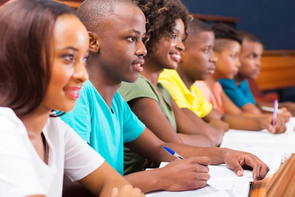 Jóvenes estudiantes universitarios africanos — Foto de Stock