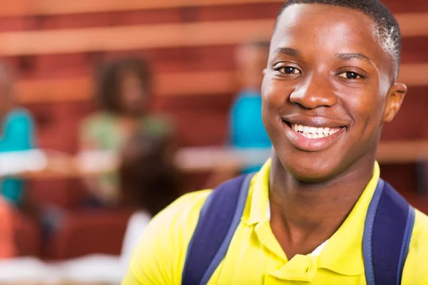 Estudante sorridente masculino — Fotografia de Stock