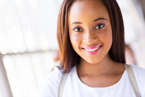 Mooie vrouwelijke Afrikaanse student — Stockfoto