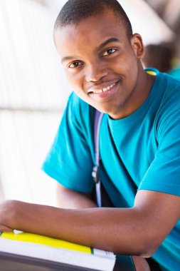 Üniversiteli gülümseyen