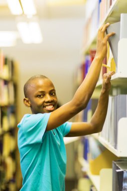 Öğrenci Kütüphane kitapları arıyorum