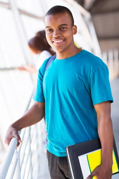 Schöne Studentin auf dem Campus — Stockfoto