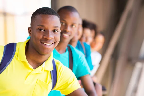 Bello studente con amici — Foto Stock