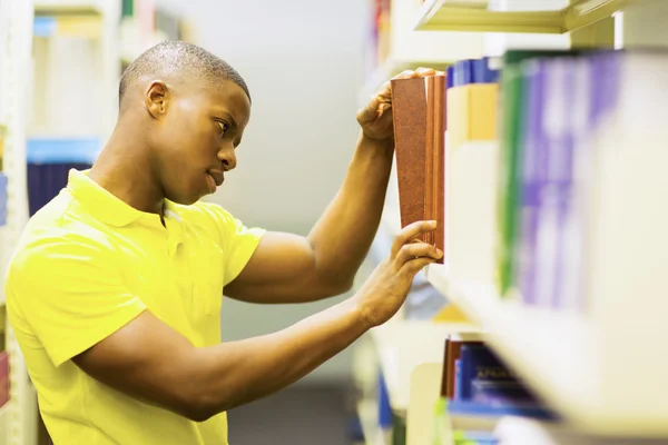 Student op zoek naar boeken — Stockfoto