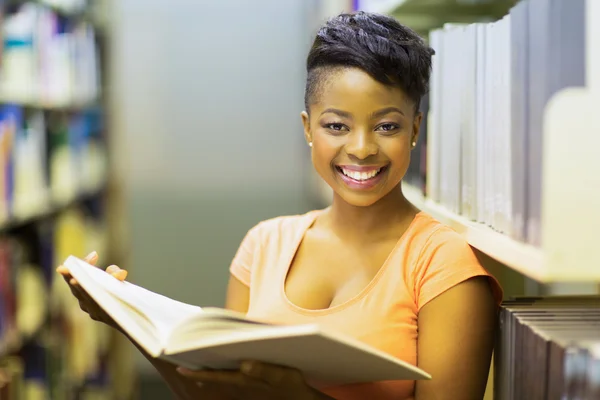 Jolie étudiante lisant un livre — Photo