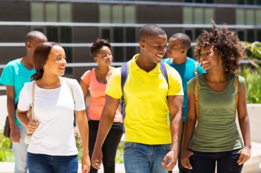 Üniversite öğrencileri birlikte yürüme