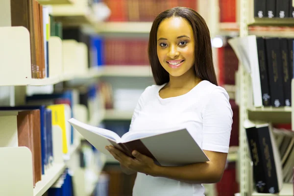 Chica universitaria con libro abierto —  Fotos de Stock