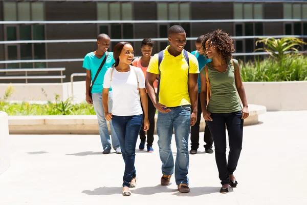 Estudiantes caminando en el campus — Foto de Stock