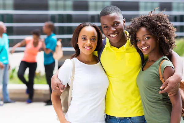 Umarmung mit College-Freunden — Stockfoto