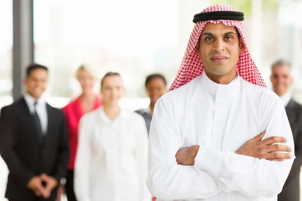 Hombre de negocios musulmán con colegas — Foto de Stock