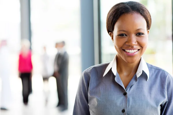 Femme d'affaires souriante — Photo