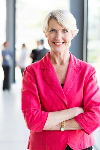 Reife Geschäftsfrau mit verschränkten Armen — Stockfoto