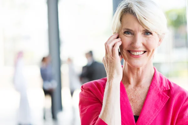 Mulher de negócios madura falando no telefone celular — Fotografia de Stock