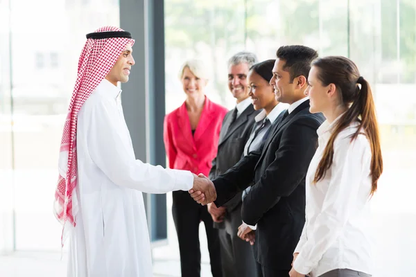 Empresário aperto de mão com seus funcionários — Fotografia de Stock