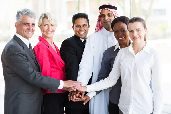 Üzleti csapat összerakva a kezüket — Stock Fotó