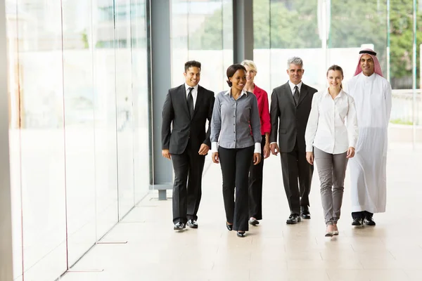 Biznesmeni spaceru w biurze — Zdjęcie stockowe