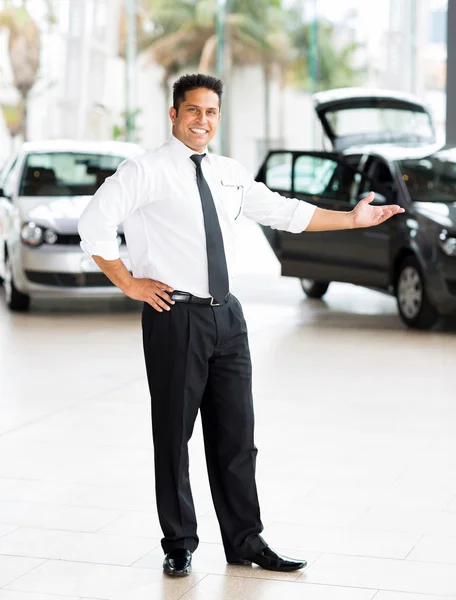 Vendedor indio de coches presentando coches nuevos — Foto de Stock