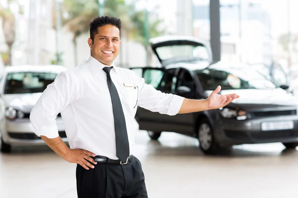 Rivenditore auto in showroom — Foto Stock