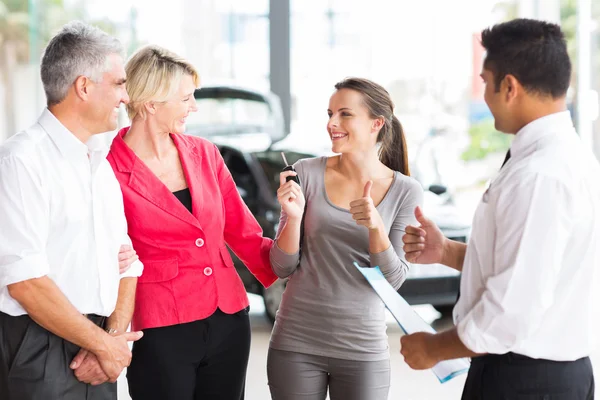 Dochter ontvangen van een nieuwe auto van ouders — Stockfoto