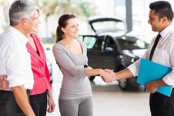 Handshake after the sale — Stock Photo, Image