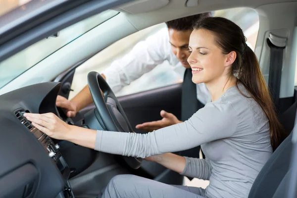 Sales consultant showing a car — Stock Photo, Image