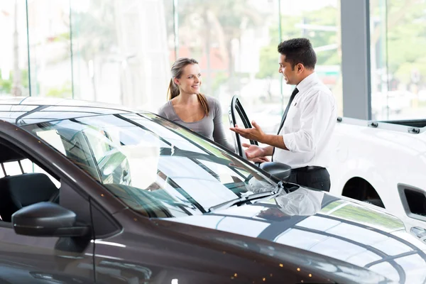 Voertuig dealer weergegeven: nieuwe auto — Stockfoto