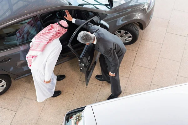 Salesman selling a car — Stock Photo, Image