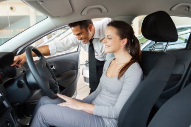 potansiyel müşteri ile araba Satış Danışmanı