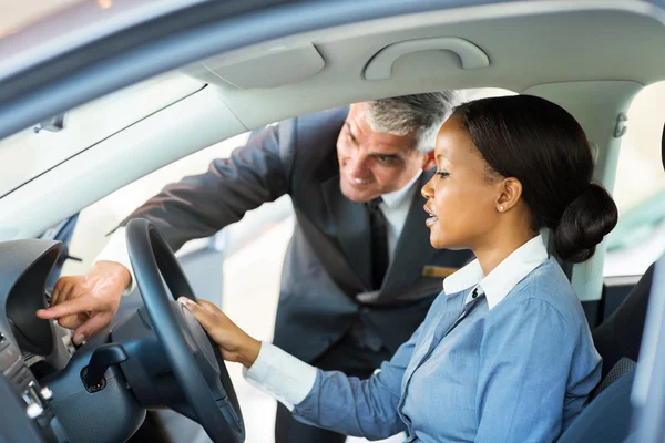 Mulher africana comprando um carro — Fotografia de Stock