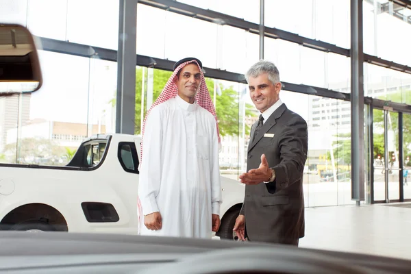 Car salesman selling a car — Stock Photo, Image