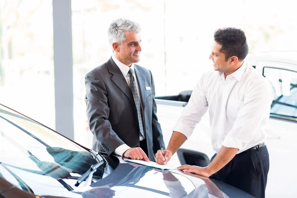 Autoverkoper die een verkoop — Stockfoto