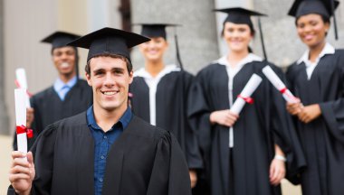 lisansüstü diploma holding sınıf arkadaşlarıyla