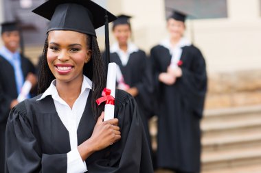 oldukça Afrikalı kadın lisansüstü diploması ile