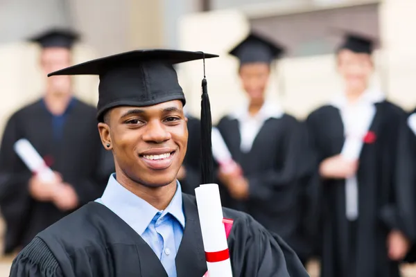 Lachende afgestudeerd met klasgenoten — Stockfoto