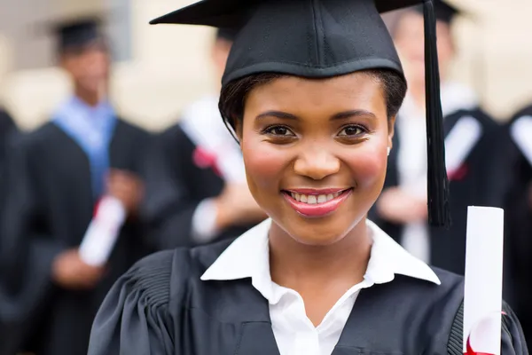 Sonriente chica africana en la graduación — Foto de Stock