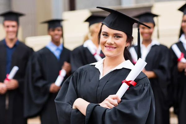 Atractiva graduada sosteniendo su diploma — Foto de Stock