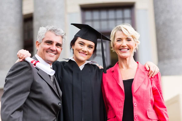 Graduado con los padres en la ceremonia — Foto de Stock