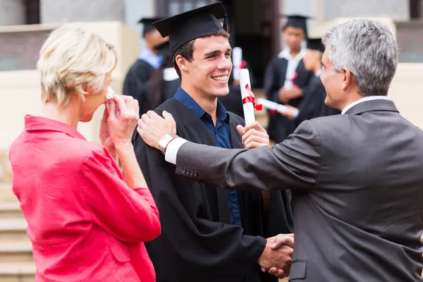 Graduado felicitado por su padre — Foto de Stock