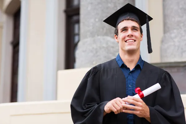 Diplômé avec diplôme à l'extérieur du bâtiment du collège — Photo