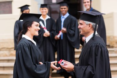 genç yüksek lisans alan diploması