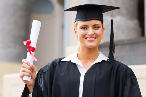 Vrouwelijke afgestudeerd op afstuderen — Stockfoto