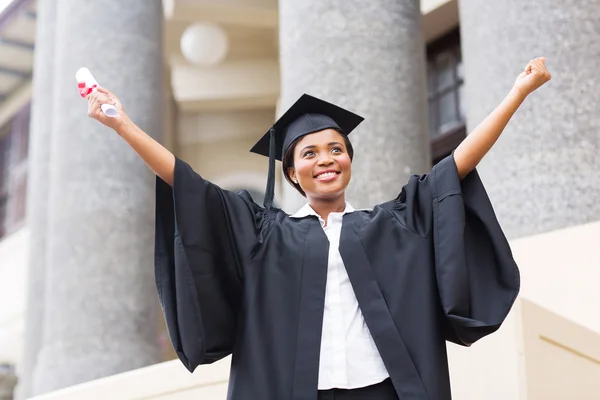 Vrouwelijke student met uitgestrekte armen met diploma — Stockfoto