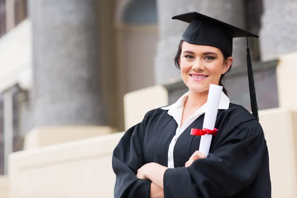 Högskolestudent innehar examen certifikat — Stockfoto