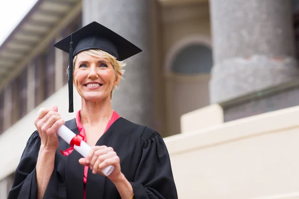 Senior graduate holding certificate — Stock Photo, Image