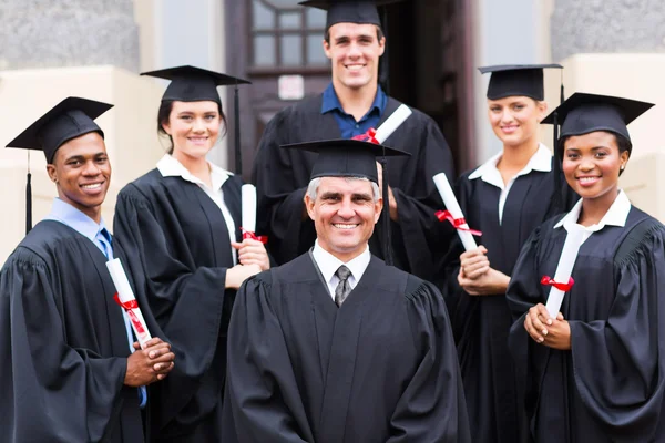 Dean de pé com graduados — Fotografia de Stock