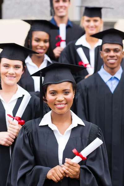 Estudiantes universitarios en vestido de graduación — Foto de Stock